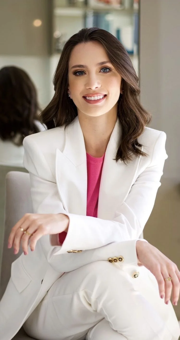 Corporate headshot poses | Corporate headshots women, Business portraits woman, Business photoshoot