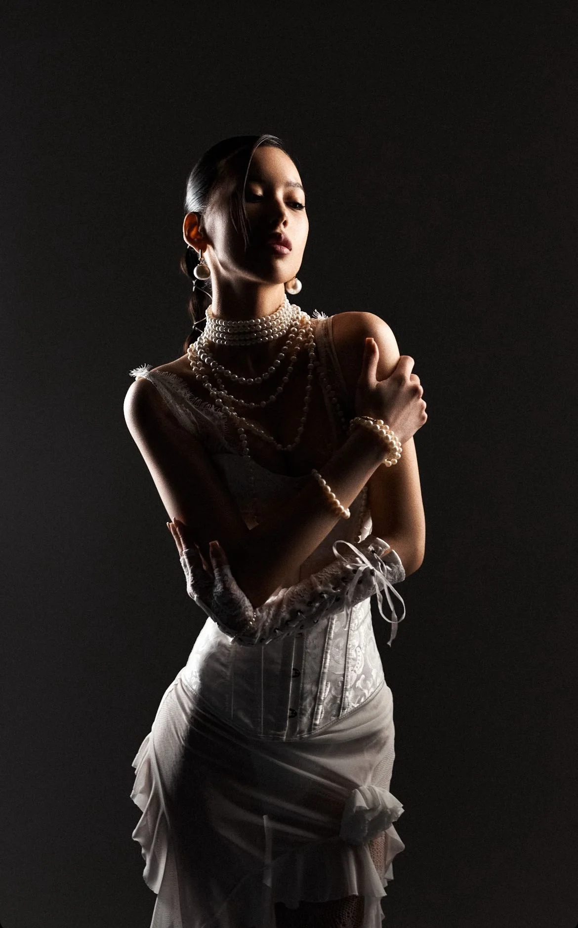Glam shoot poses | Editorial photoshoot ideas inspiration, Striking pose, Glamorous