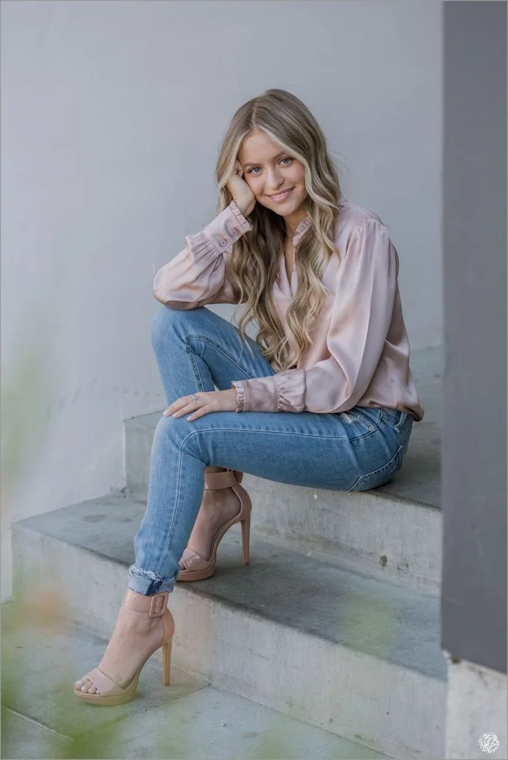 30 Best Female Poses for Successful Photoshoot | Single woman poses photo shoot, Solo girl posing, Jeans outfit senior p