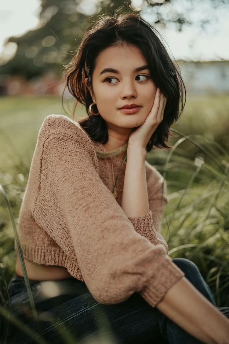 Outdoor portrait poses | Portrait photoshoot outdoor, Portrait outdoor photography, Soft minimal chunky sweater