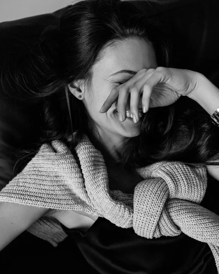 Women's portrait photography | Women photography poses, Fashion poses, Minimal cozy knit sweater