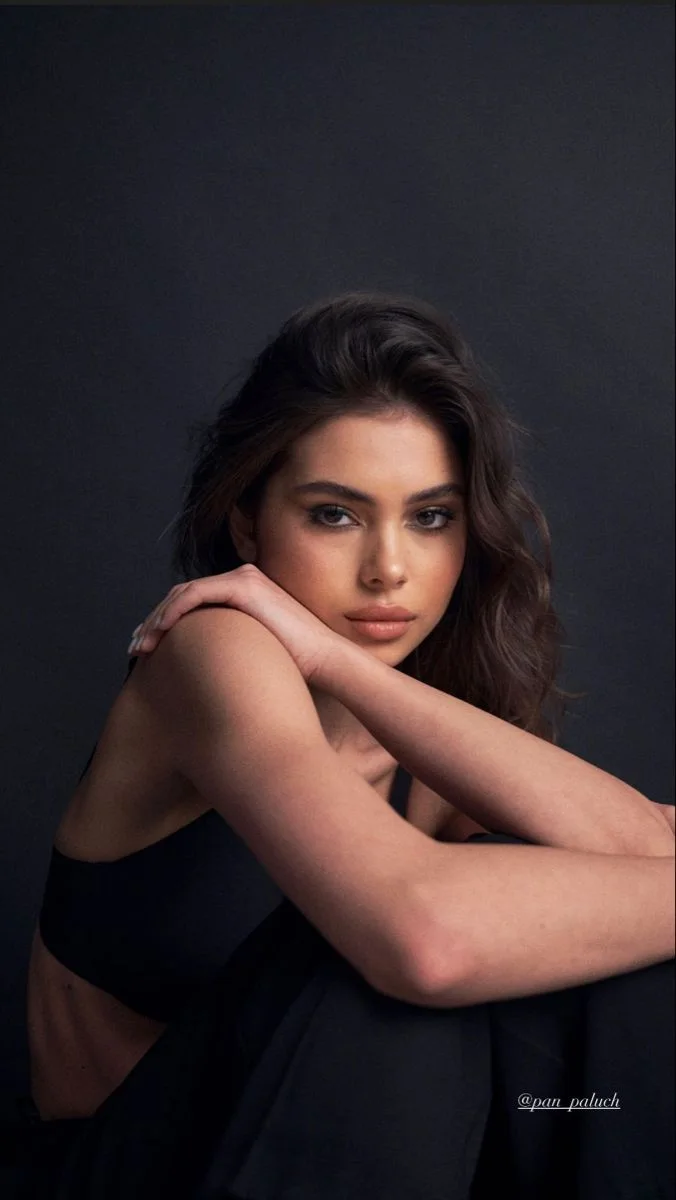 Pic ideas | Photoshots idea studio, Photoshoot ideas model studio portrait photography, Headshot poses studio