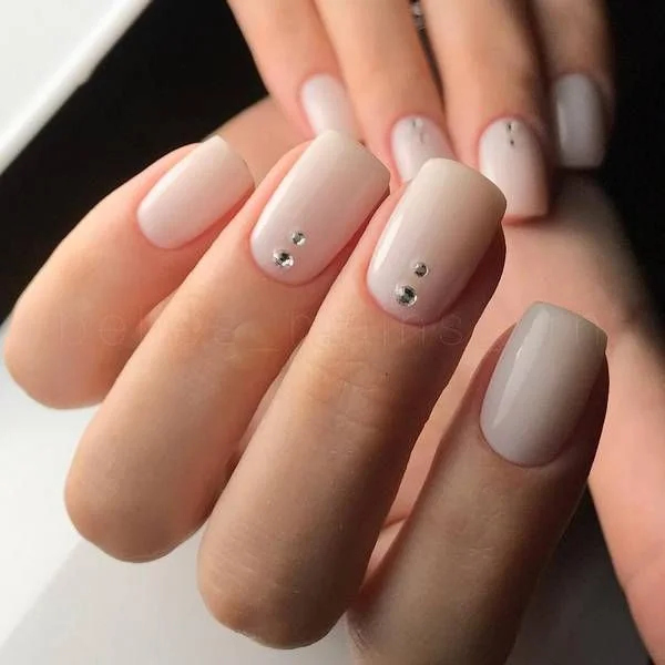 Современный городской стиль и новые сочетания — LadySovet | Light pink nails with diamonds, Light pink nails with gems s