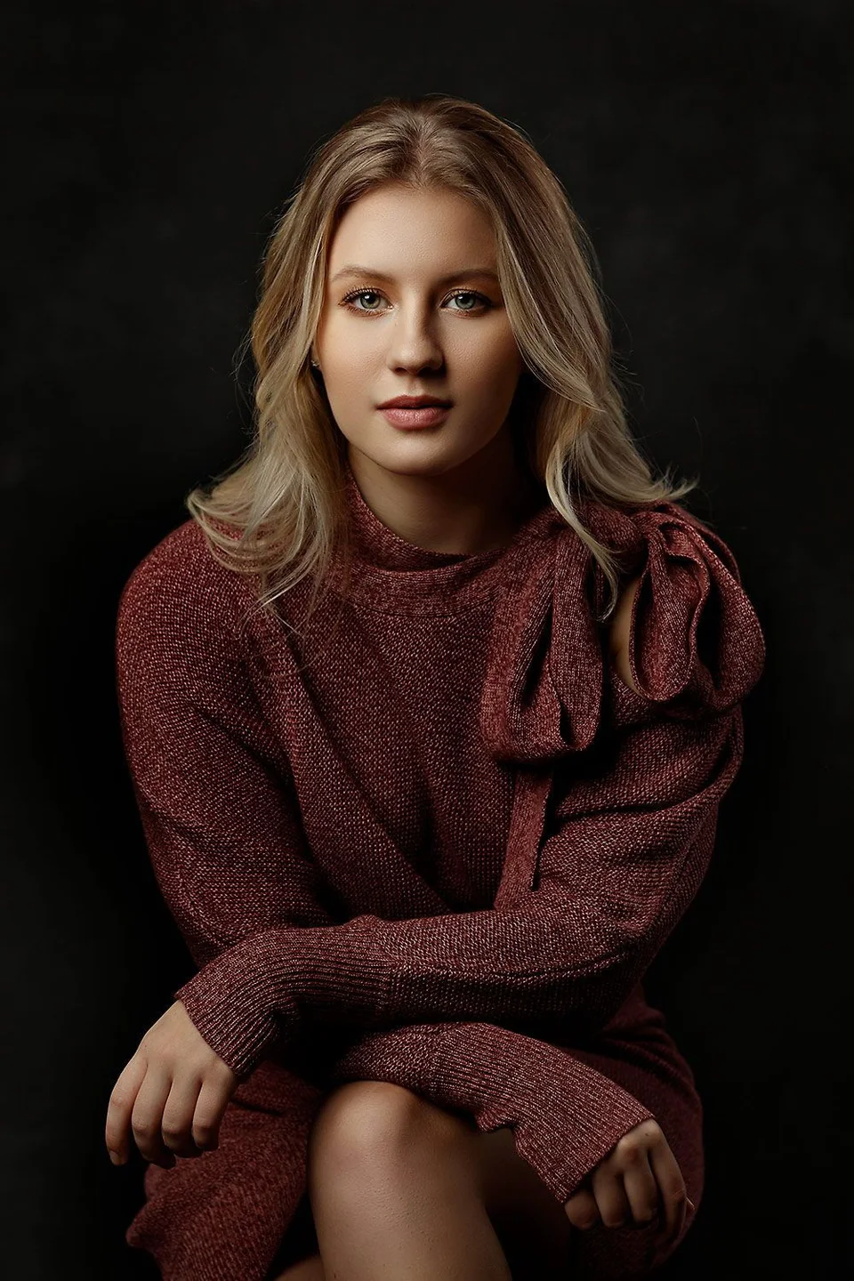 Female portrait photography posing ideas. What to wear for a studio photoshoot. | Fotografi konseptual, Inspirasi potret